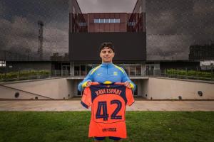 巴萨小将埃斯帕特在西班牙U19比赛中伤退，球员赛后证实无大碍