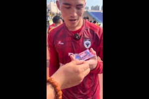 玉树队门将获赠王大雷签名照：他是我们国家的骄傲，太硬气了