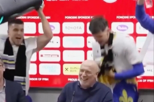 波黑球员带着音响闯入赛后发布会，庆祝球队晋级世界杯