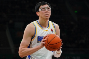 继续改进罚球！外教帮周琦在手型、压腕、出手等方面进行指导