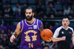 媒体人：里勒今天状态不够好 但最后时刻手真硬 不愧是战神