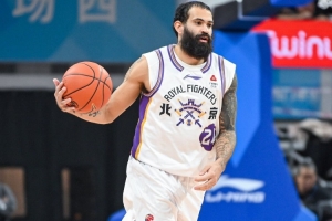 里勒谈造三分犯规：听到对方主帅一直在喊犯规 提前做好投篮动作