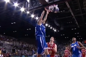 这弹跳什么水平？在2012年NBA名人赛中J.Cole完成双手空接扣篮