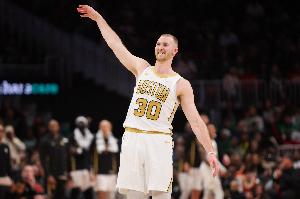 首节17分 豪泽：前几个球投进后 篮筐看着都变大了 感谢队友传球