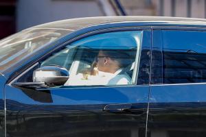 拿到驾照就是好！姆巴佩开车接女友逛街 女友给两人各买1杯星巴克