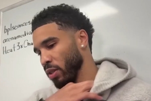 塔图姆：球队今天统治了攻防两端 特别是第一节就打出亮眼表演