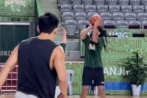 已经练起来了！J.Cole训练三分干拔轻松命中 看着水平如何？