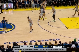 41分平赛季最高！文班亚马持球强打 翻身打板中投命中！