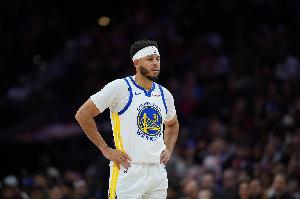 提供火力！赛斯·库里半场替补出战10分钟 8投5中贡献12分2板