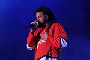 这不是玩笑！同曦官方正在直播说唱歌手J.Cole在队训练！