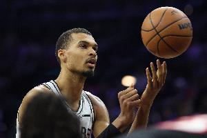 41分16板4助3帽&41分18板3助3帽！美媒晒文班连续两场数据：MVP？