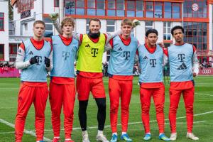 图片报介绍和诺伊尔合影5名拜仁小将：奥斯马尼已在德甲完成首秀