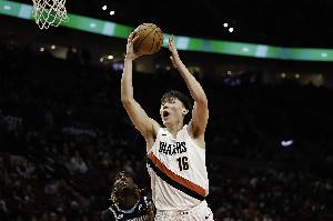 你往哪走？杨瀚森脚步轻盈跟上对手步伐 送遮天大帽展示天赋