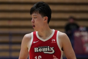 高原+奔波！记者：杨瀚森很累 队友进球他不起身庆祝 总捂着膝盖