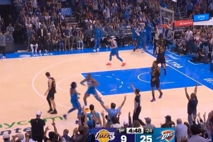 让人陌生！多特三分再中打停湖人 开场4中4独得11分比湖人多2分