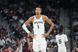 10连胜马刺VS快船！文班亚马因右脚踝伤病管理缺席比赛