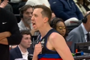 大火收汁！邓罗追身三分命中 活塞轰出18-3取得两位数领先