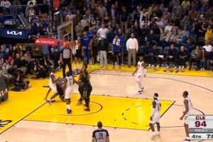 这是主场！桑托斯篮下乱战强起上篮 勇士11-0反超4分！