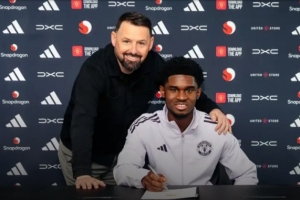 曼联官方：续约19岁后卫卡马森至2028年，俱乐部有续约1年选择权