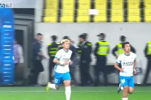 西海岸半场换人调整，丁海峰、杨展彭换下巴拉克、何龙海