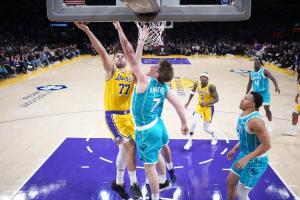 三分王竞争~克尼佩尔本季已轰进261记三分领跑全联盟 东契奇253记