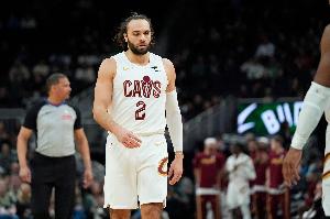 不愧是冬兵！斯特鲁斯末节连中关键三分 全场三分10中6砍24分5板