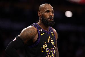 正负值-37职业生涯单场第二低！詹姆斯7投3中得到13分6板2助