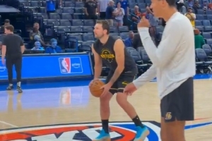 常规操作！东契奇赛前踩着Logo 两记中场超远三分连续命中