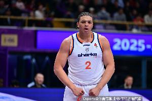 出工不出力？洛夫顿出战9分14秒为本方外援最少 2中0得0分仅摘1板