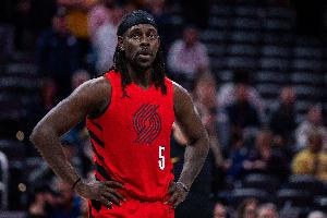 詹杜库哈登后35岁老将第5人！霍勒迪连续两场砍25分5板+5三分