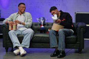 这事没完了阿什拉夫参加访谈节目，被送了一座奖杯和一条毛巾