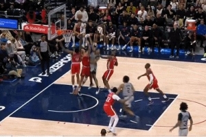 精神可嘉！马瑟林篮下起飞送钉板大帽 但被吹干扰球