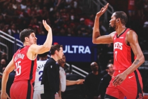 轻松写意！火箭官方晒赢球海报：杜兰特与谢泼德击掌登上封面