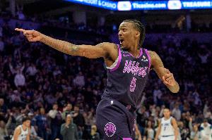 突然爆发！海兰德次节6中5&3记三分球轰14分2板3助 全队唯一上双