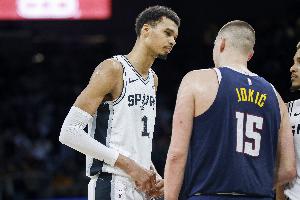 本赛季仅3人单场砍40分15板且命中率60+：文班3次 约基奇&阿伦1次