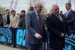 心情很不错！84岁弗格森来到阿提哈德球场，现场观战曼城vs利物浦