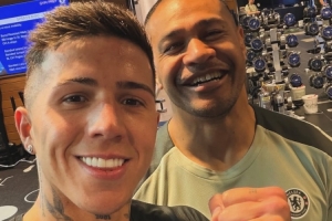 露出笑容！恩佐晒与工作人员合照，球员因示好皇马遭队内禁赛