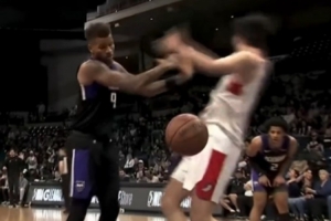 记者：杨瀚森面对报复动作总是一笑了之 有些人则选择干回去