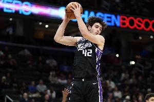 吃饼吃得挺稳！雷诺半场8中6&罚球5中5拿到17分 另有7板3助