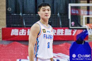 媒体人：黎伊扬本赛季三分进步很大 生涯前4年命中率从未达到三成