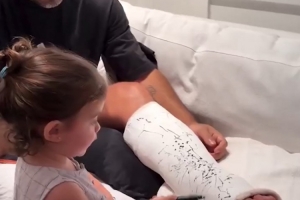 踢业余比赛致跟腱断裂，阿圭罗晒康复视频：“小棉袄”陪伴左右