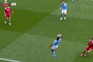 足篮双修？皮球即将出边线，塞梅尼奥熟练捞球秀了一手