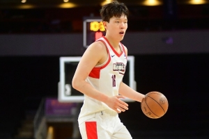 记者：杨瀚森应该多打G联盟 在开拓者有一阵子枯坐板凳有点可惜