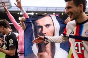 贴脸开大！拜仁众将赛后庆祝时举着格雷茨卡的性感身材海报