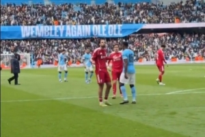 索博赛后向利物浦球迷耸肩摊手并要求鼓掌，被基耶萨制止并拉走