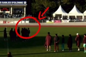 起冲突？刘凯源赛后疑遭国少助教李壮飞推搡脖子，被追着骂+拉开