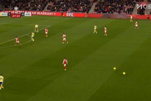 干扰比赛！圣徒vs阿森纳，场内频繁出现被扔进来的气球