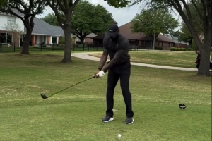 下班该娱乐了！詹姆斯训练后转场打高尔夫 连晒三段挥杆击球视频