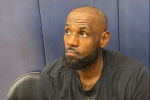 詹姆斯：我们需要稍微转变一下心态 我们都需要提升个人表现