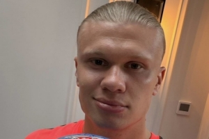 贝蒂内利在比赛用球上写字调侃哈兰德：干得好，你这个大‘怪胎’